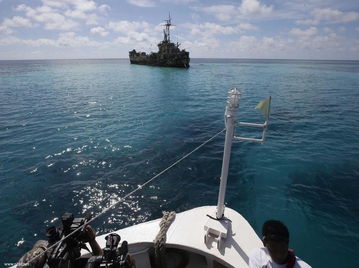 菲律宾向困守仁爱礁士兵空投给养 遭遇中国海警