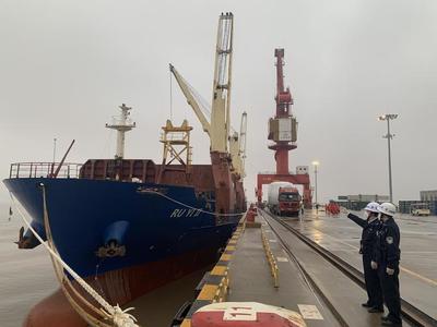 风电行业开启"出海年"! 风机叶片运输船接续从上海南港走向世界
